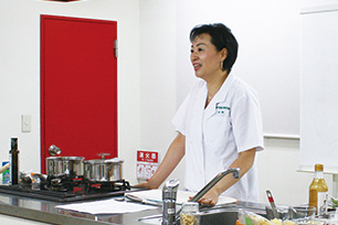 村岡奈弥先生が「美容に良い薬膳料理」を目の前で調理実演！